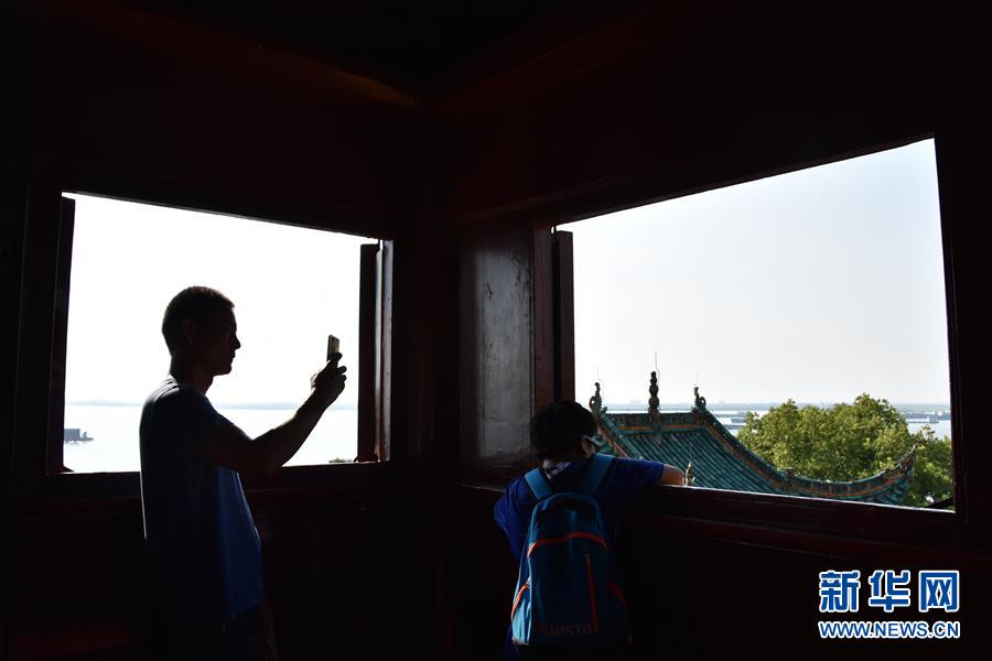 （大江奔流&mdash;&mdash;來(lái)自長(zhǎng)江經(jīng)濟(jì)帶的報(bào)道&middot;圖文互動(dòng)）（1）登岳陽(yáng)樓，又見(jiàn)&ldquo;浩浩湯湯&rdquo;