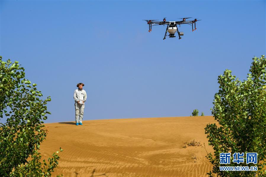 （新華全媒頭條&middot;在習(xí)近平新時代中國特色社會主義思想指引下&mdash;&mdash;新時代新作為新篇章&middot;圖文互動）（2）綠富同興畫卷在沙海中鋪展&mdash;&mdash;庫布其沙漠生態(tài)治理紀(jì)實