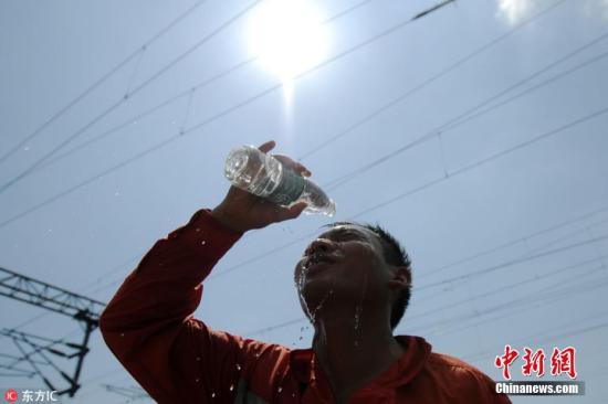 資料圖：高溫下的人。胡國林 攝 圖片來源：東方IC 版權(quán)作品 請勿轉(zhuǎn)載