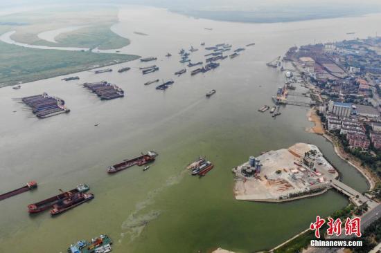 8月1日，巨型的水泥儲罐被吊離碼頭，湖南岳陽城陵磯新港區(qū)天欣碼頭的整治已基本完成。今年5月，長江岸線湖南段開展港口碼頭&ldquo;關(guān)停并轉(zhuǎn)&rdquo;專項整治行動。截至目前，該行動已集中關(guān)停42個碼頭泊位，退出岸線7302米。楊華峰 攝