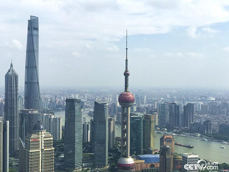 　　長三角更高質(zhì)量的一體化發(fā)展，將建成具有全球競爭力的世界級(jí)城市群。圖為上海陸家嘴（孔華/攝）