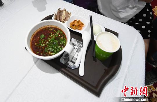 圖為&ldquo;環(huán)西部火車游Y667/8次&rdquo;列車上推出蘭州牛肉面套餐，套餐38元，有一碗牛肉面、一碟牛肉、一個雞蛋、一份小菜、一份甜胚子?！钇G敏 攝