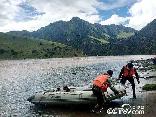 管護(hù)員久美扎西（右）和朋友正準(zhǔn)備將皮劃艇抬上岸。