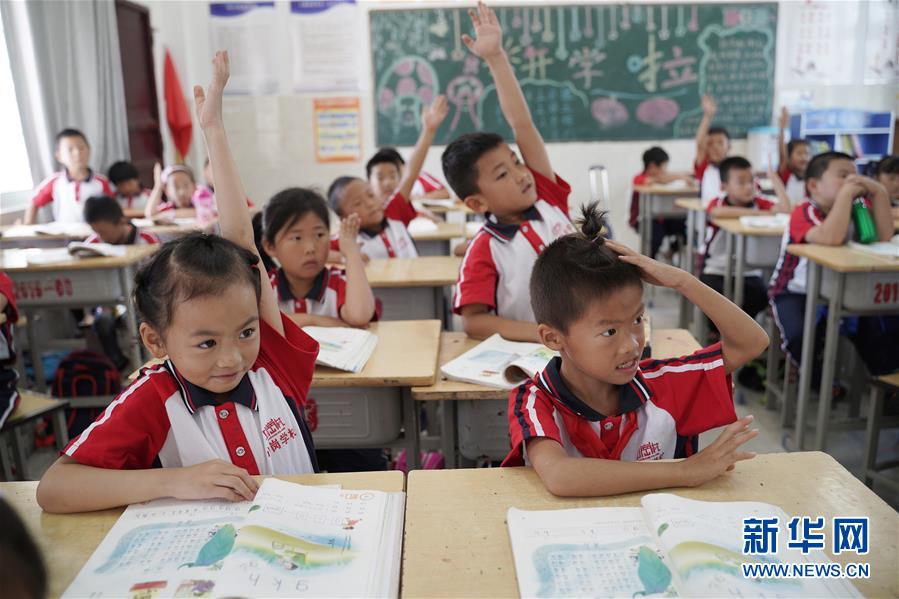 （新華全媒頭條&middot;壯闊東方潮　奮進新時代&mdash;&mdash;慶祝改革開放40年&middot;圖文互動）（5）小崗，與時代同行&mdash;&mdash;&ldquo;中國農(nóng)村改革第一村&rdquo;40年變遷的改革啟示