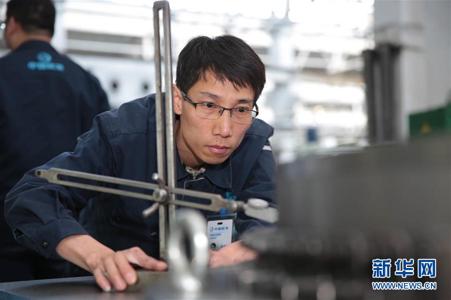 (圖文互動(dòng))(1)他用匠心守護(hù)飛機(jī)心臟——記中國(guó)航發(fā)沈陽(yáng)黎明航空發(fā)動(dòng)機(jī)有限責(zé)任公司一線工人洪家光