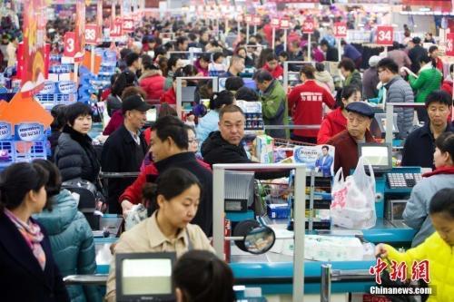 資料圖：民眾購買生活用品。張云 攝