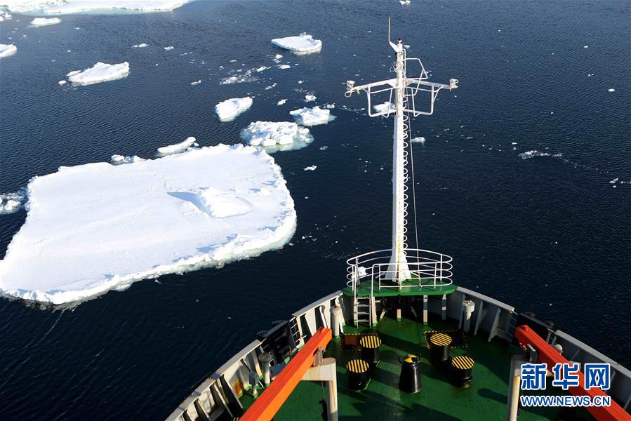 (“雪龍”探南極·圖文互動)(2)“雪龍”號駛入南大洋浮冰區(qū)