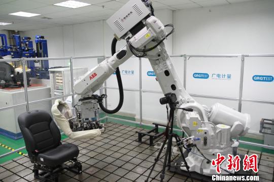機(jī)器人測(cè)試桌椅。　盧育辛 攝
