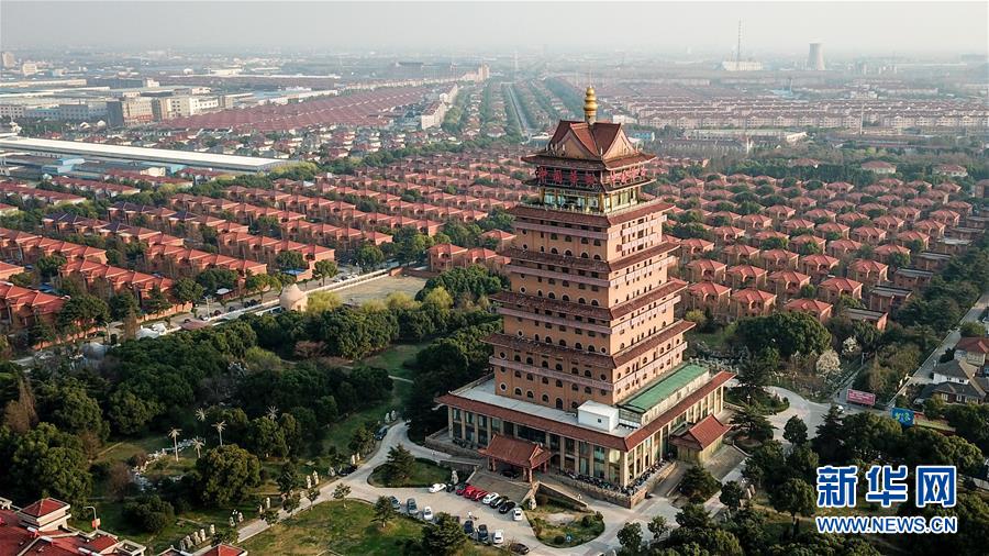 （慶祝改革開(kāi)放40周年基層行&middot;村莊篇&middot;圖文互動(dòng)）（2）&ldquo;第一村&rdquo;華西：住房、樓宇刻畫(huà)發(fā)展&ldquo;年輪&rdquo;