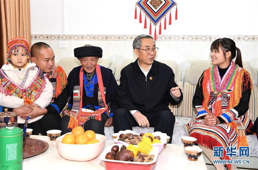 (時(shí)政)馬飚率中央代表團(tuán)五分團(tuán)赴賀州看望慰問各族各界干部群眾