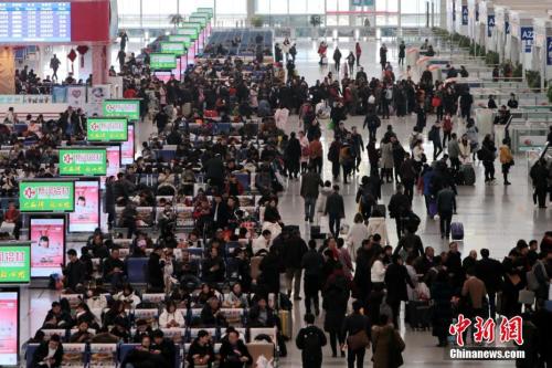 12月25日，西安北車站內(nèi)人頭攢動。<a target='_blank' ><p  align=
