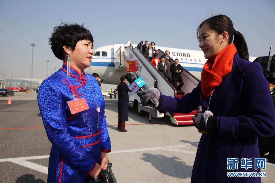 （兩會）（2）內(nèi)蒙古代表團抵京