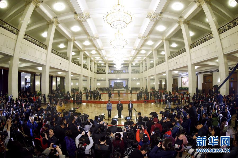 （兩會(huì)&middot;政協(xié)開幕）（2）全國(guó)政協(xié)委員接受采訪