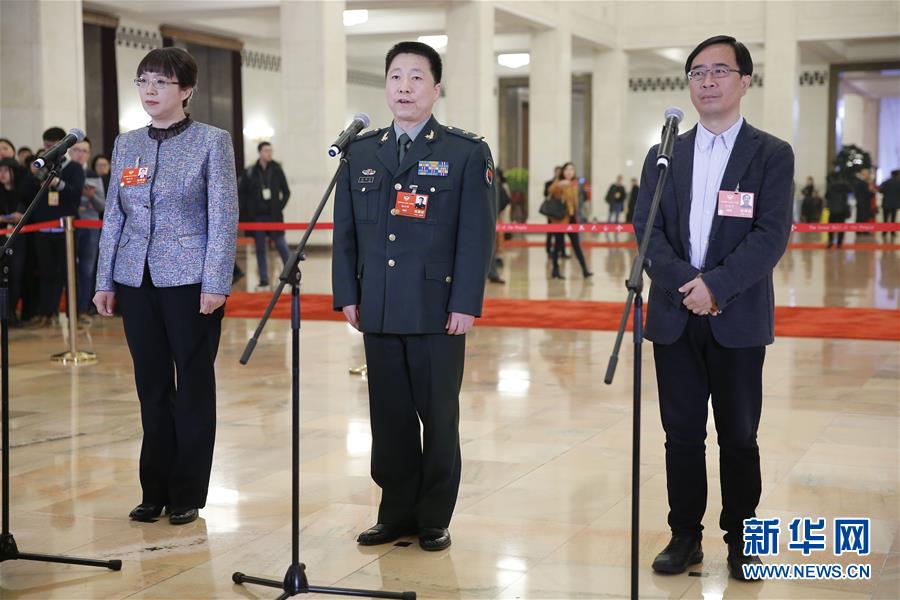 （兩會(huì)&middot;政協(xié)開(kāi)幕）（5）全國(guó)政協(xié)委員接受采訪