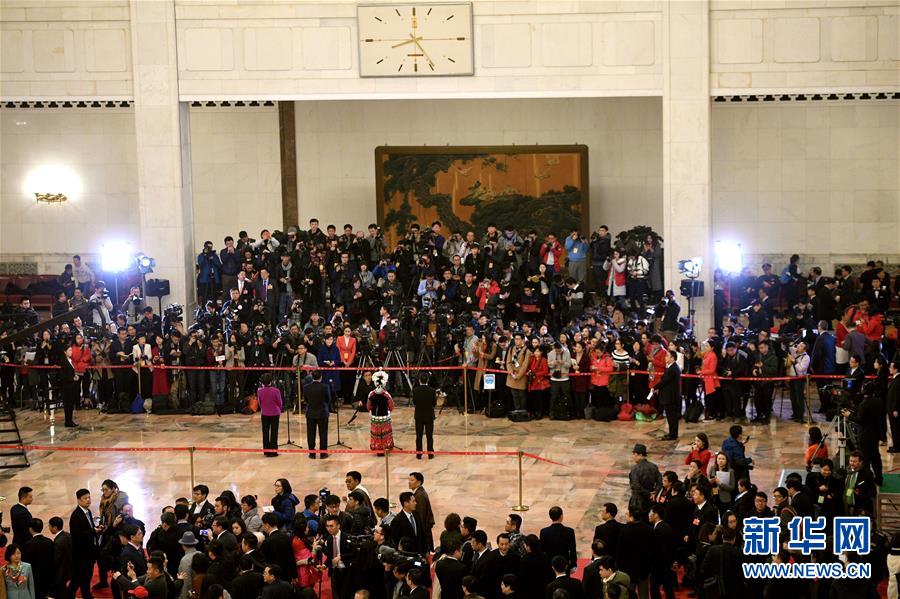 （兩會(huì)&middot;人大開幕）（15）全國人大代表接受采訪