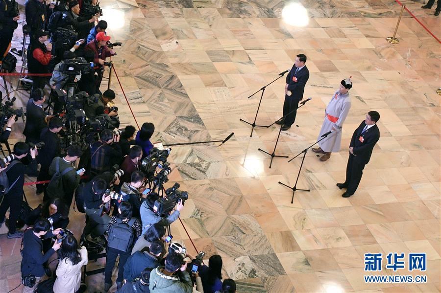 （兩會(huì)&middot;XHDW）（13）全國(guó)人大代表接受采訪