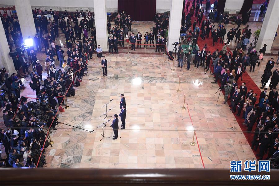 （兩會(huì)&middot;XHDW）（14）全國(guó)人大代表接受采訪