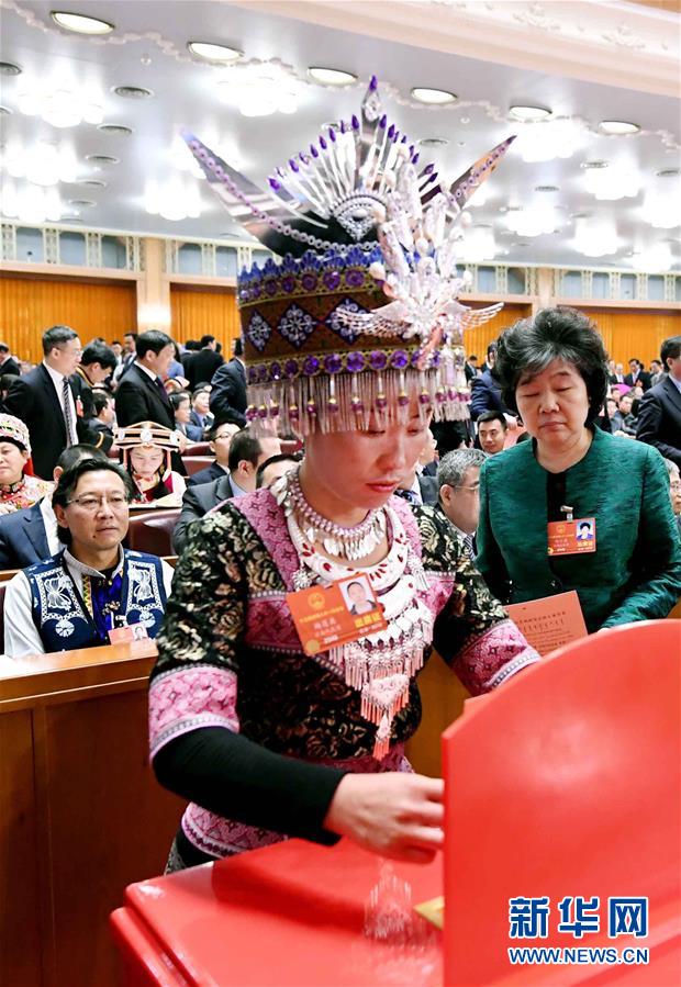 （兩會(huì)&middot;基層代表履職故事）（2）全國(guó)人大代表?xiàng)钌徲ⅲ簽榘傩战】当ｑ{護(hù)航