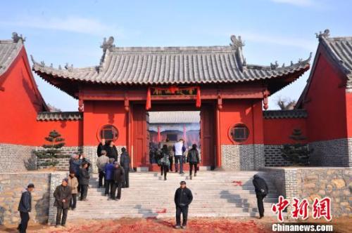 資料圖：元旦小長(zhǎng)假期間，威海南海新區(qū)云龍山上舉辦新年廟會(huì)?！⒉?攝