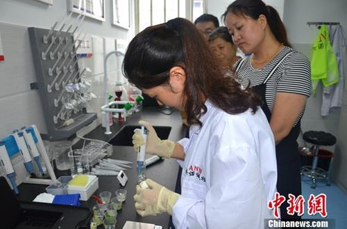 資料圖：工作人員根據(jù)消費(fèi)者要求現(xiàn)場(chǎng)檢驗(yàn)，共筑食品安全。<a target='_blank' ><p  align=