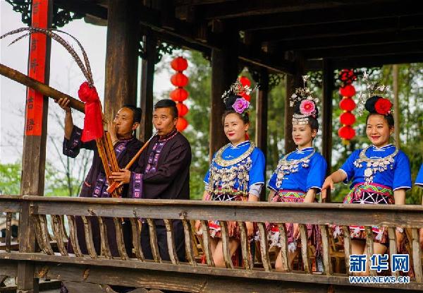 （在習(xí)近平新時(shí)代中國特色社會(huì)主義思想指引下&mdash;&mdash;新時(shí)代新作為新篇章&middot;鄉(xiāng)村振興戰(zhàn)略&middot;圖文互動(dòng)）（5）掙脫&ldquo;富饒的貧困&rdquo;&mdash;&mdash;一個(gè)西部貧困區(qū)縣綠色發(fā)展之變 