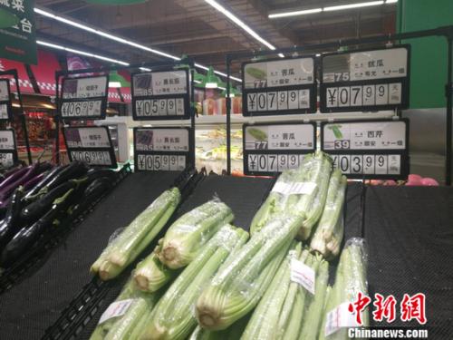 圖為超市里的蔬菜攤。正值晚間，一些菜已被人們買空。 謝藝觀 攝