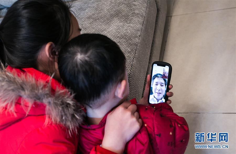 （新春走基層&middot;圖文互動(dòng)）（2）車(chē)站，懂得大海的浪漫&mdash;&mdash;&ldquo;一帶一路&rdquo;夫妻的春節(jié)連線