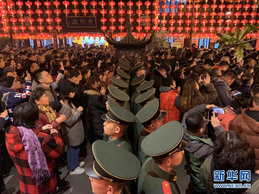 （新華全媒頭條&middot;圖文互動(dòng)）（6）向祖國(guó)報(bào)告：我在戰(zhàn)位守萬家團(tuán)圓&mdash;&mdash;解放軍和武警部隊(duì)新春佳節(jié)備戰(zhàn)執(zhí)勤記事