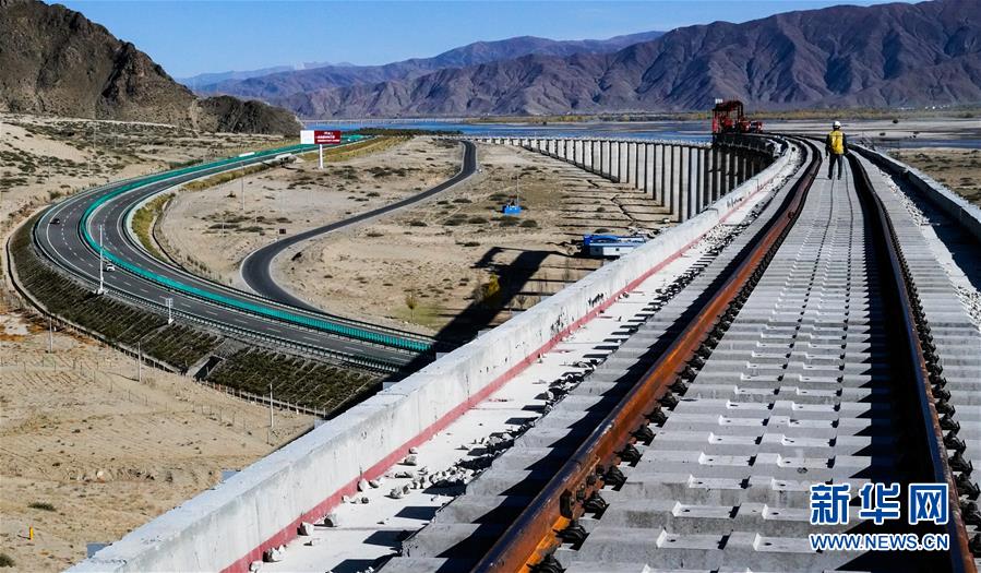 （兩會前夕看落實(shí)&middot;圖文互動）（3）格?；ㄩ_ 幸福路寬&mdash;&mdash;西藏落實(shí)習(xí)近平總書記全國兩會重要講話精神紀(jì)實(shí)