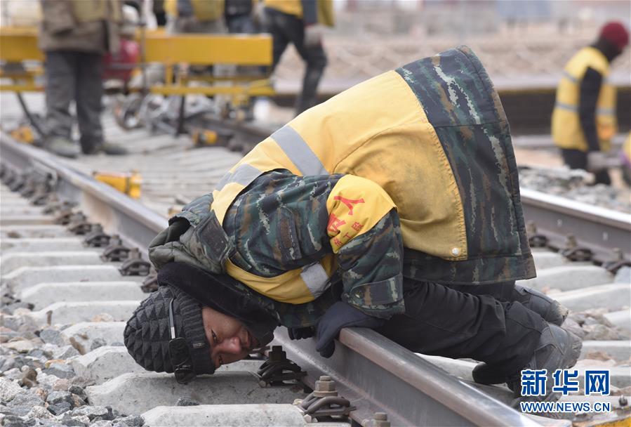 (新華全媒頭條·圖文互動(dòng))(7)他們是比鋼鐵還硬的漢子——天路之巔看不見的“軌枕”