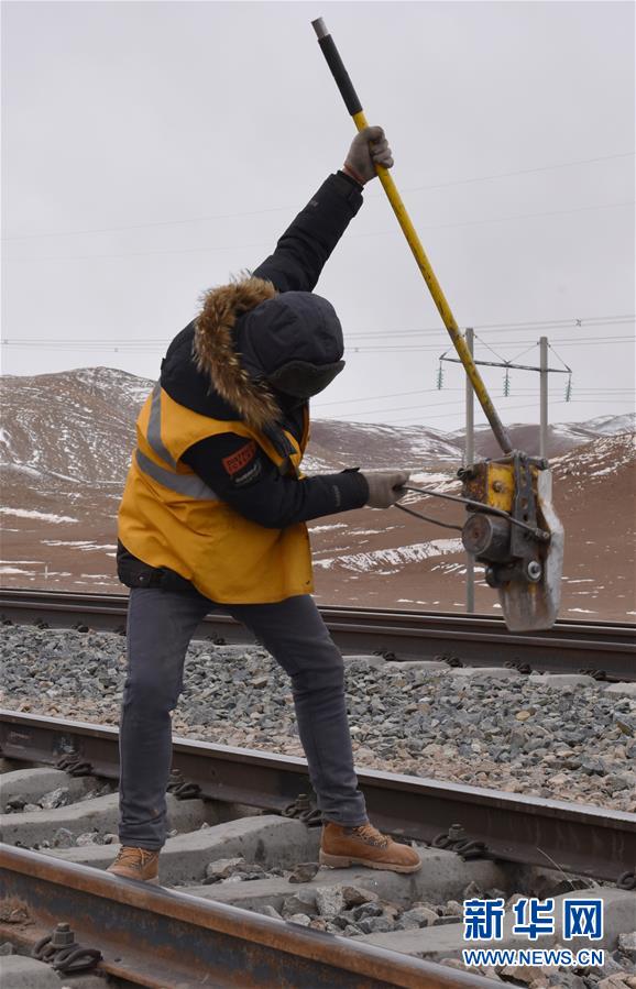 (新華全媒頭條·圖文互動(dòng))(4)他們是比鋼鐵還硬的漢子——天路之巔看不見的“軌枕”