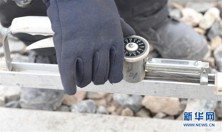 (新華全媒頭條·圖文互動(dòng))(5)他們是比鋼鐵還硬的漢子——天路之巔看不見的“軌枕”