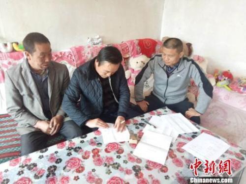 資料圖：圖為扶貧隊(duì)伍進(jìn)貧困戶里，給貧困戶宣講政策?！＄娦?攝