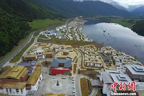 資料圖：初夏的西藏林芝魯朗小鎮(zhèn)美輪美奐。<a target='_blank' ><p  align=