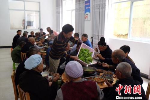 資料圖：社會(huì)福利中心吃飯的老人們。徐學(xué)練 攝。