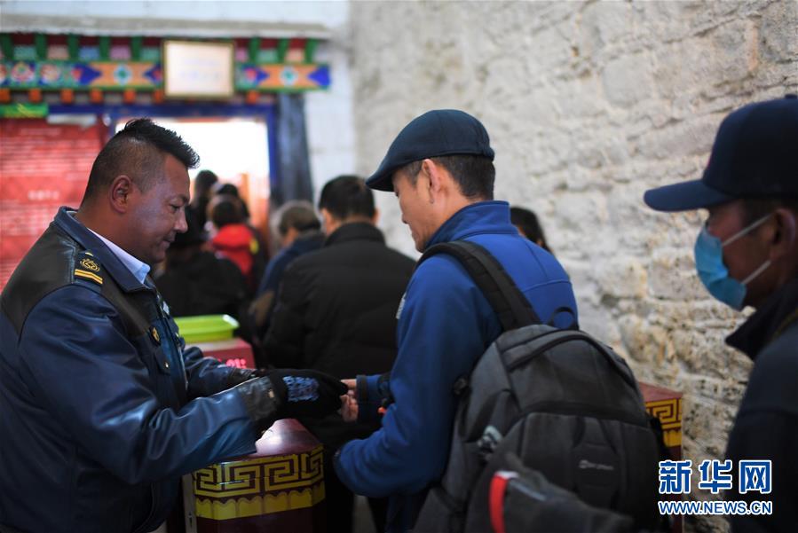 (西藏民主改革60周年·圖文互動)(5)布達(dá)拉宮守護(hù)者的一天