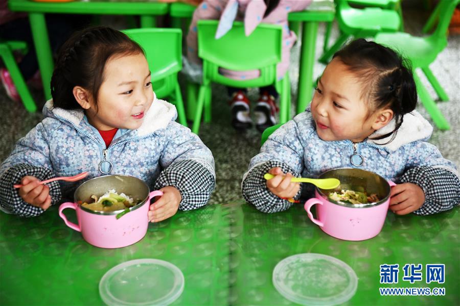 （在習(xí)近平新時(shí)代中國(guó)特色社會(huì)主義思想指引下&mdash;&mdash;新時(shí)代新作為新篇章&middot;圖文互動(dòng)）（8）&ldquo;搬遷到哪里，服務(wù)就延伸到哪里&rdquo;&mdash;&mdash;貴州推進(jìn)易地扶貧搬遷&ldquo;后半篇文章&rdquo; 