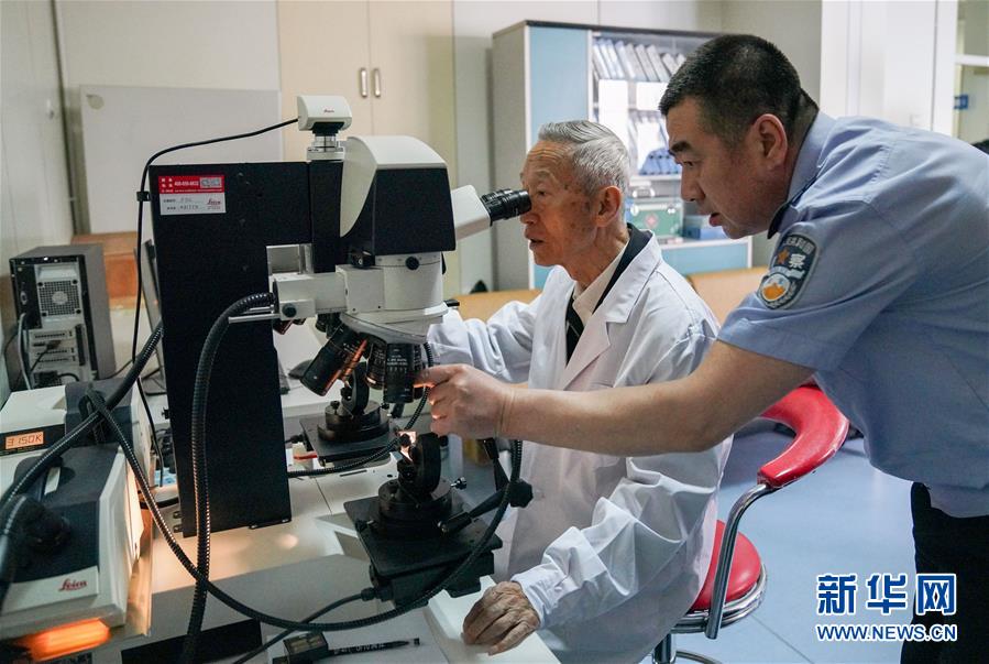 （新華全媒頭條&middot;時代先鋒&middot;圖文互動）（4）傳奇的英雄 無悔的忠誠&mdash;&mdash;記刑偵痕跡檢驗專家崔道植