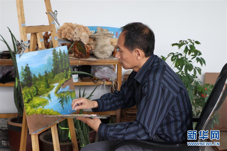 （脫貧攻堅(jiān)&middot;圖文互動(dòng)）（2）樺樹(shù)皮&ldquo;畫(huà)&rdquo;出脫貧致富圖