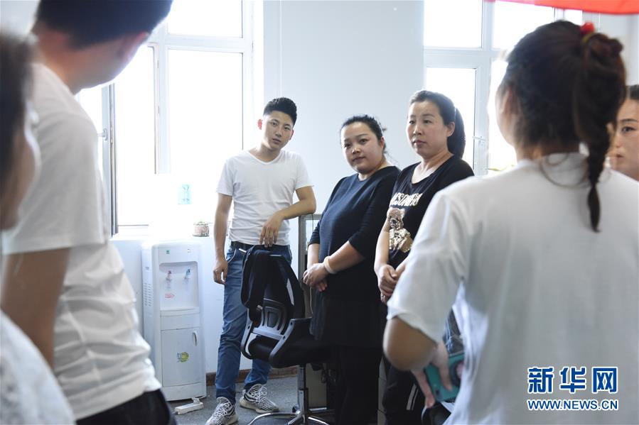 (在習近平新時代中國特色社會主義思想指引下——新時代新作為新篇章·圖文互動)(1)生長在“云”上的“小鎮(zhèn)青年”——東北偏遠小城發(fā)展新興產(chǎn)業(yè)吸引年輕人回流