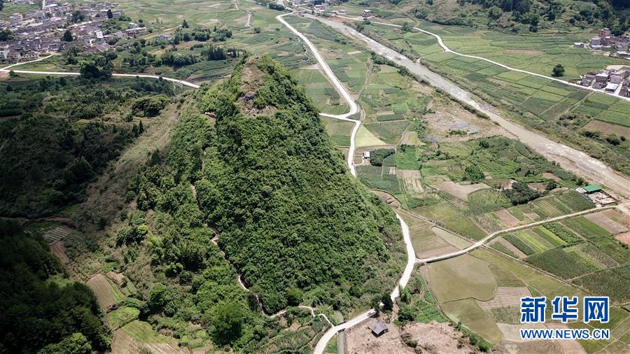 （壯麗70年&middot;奮斗新時(shí)代&mdash;&mdash;記者再走長(zhǎng)征路&middot;圖文互動(dòng)）（1）永恒祭奠：他們，倒在了第二道封鎖線上