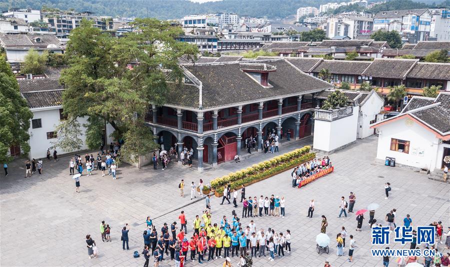 （新華全媒頭條&middot;壯麗70年&middot;奮斗新時(shí)代&mdash;&mdash;記者再走長(zhǎng)征路&middot;圖文互動(dòng)）（1）偉大轉(zhuǎn)折是怎樣發(fā)生的&mdash;&mdash;重回遵義會(huì)議現(xiàn)場(chǎng)