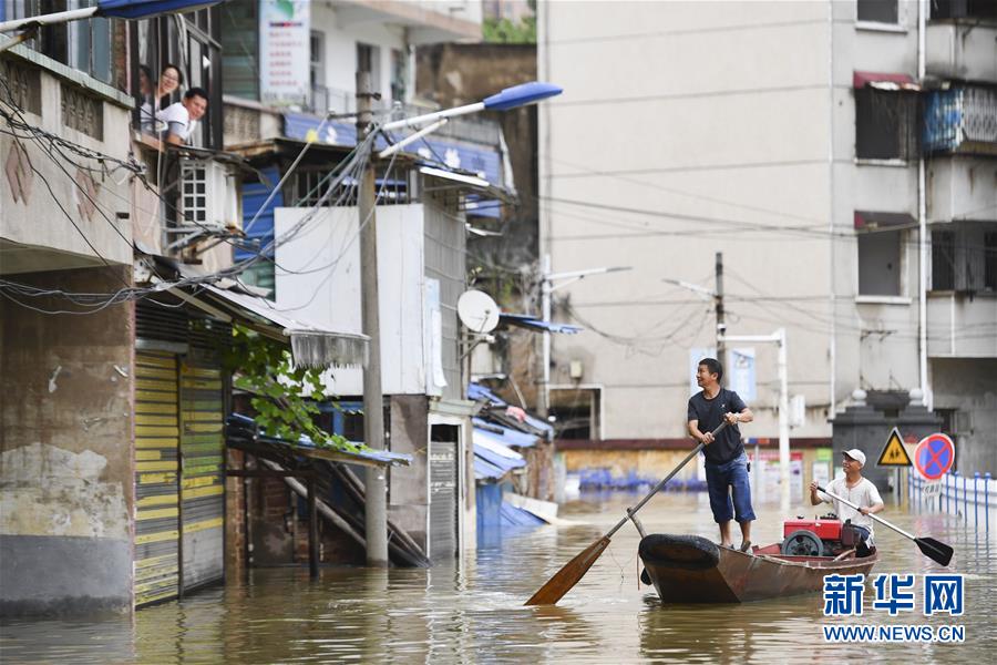 （抗洪搶險&middot;圖文互動）（1）洪水來時，那暖心的民間救援