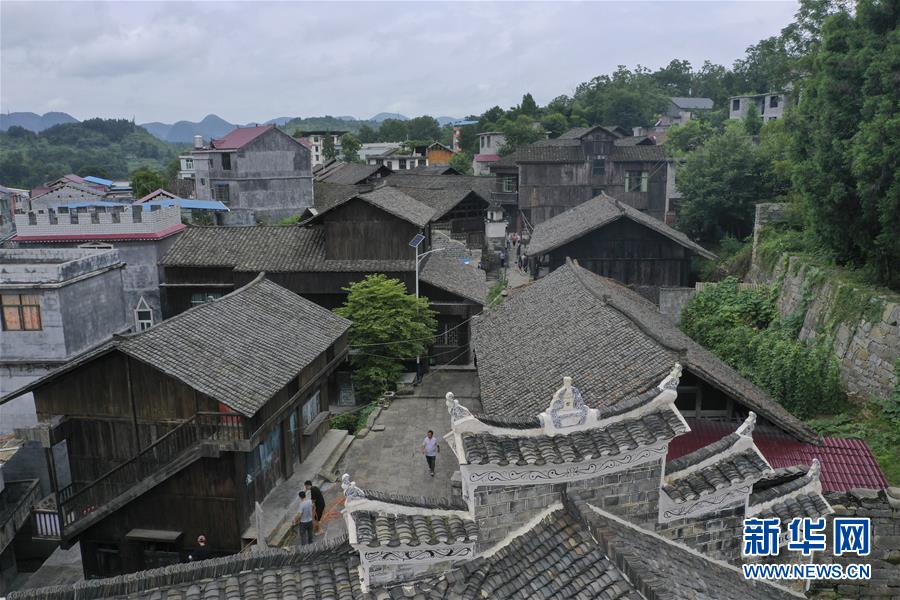 （壯麗70年&middot;奮斗新時代&mdash;&mdash;記者再走長征路&middot;圖文互動）（3）手捧棉被憶紅軍：走了那么多年，我們都念他們的好