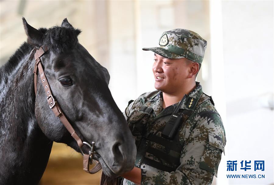 （新華全媒頭條&middot;愛國情 奮斗者&middot;圖文互動）（4）初心不改 紅心向黨&mdash;&mdash;西部戰(zhàn)區(qū)陸軍某旅玉樹獨(dú)立騎兵連連長尼都塔生一家四代跟黨走紀(jì)實