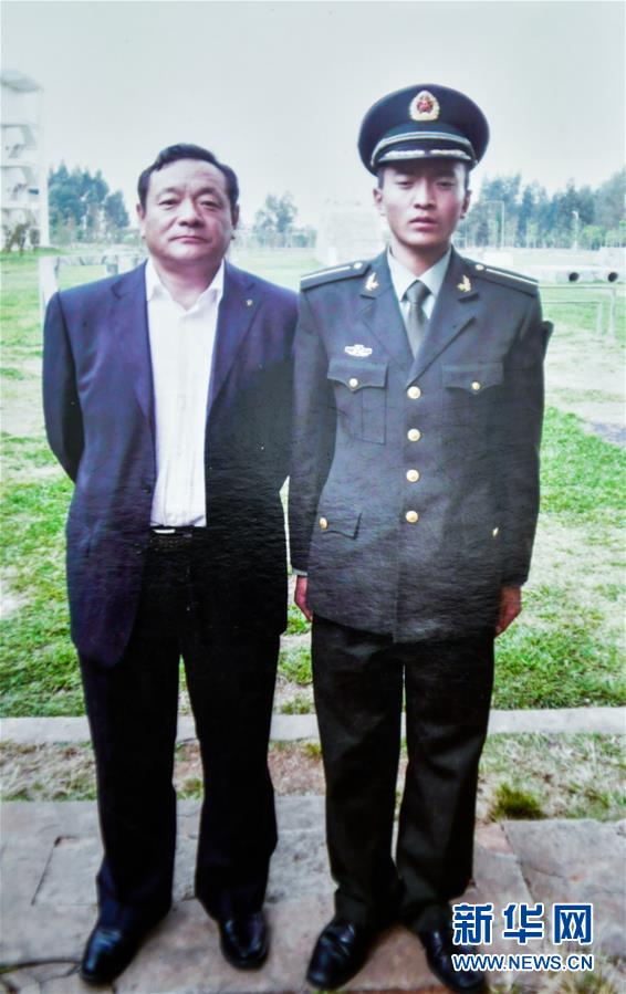 （新華全媒頭條&middot;愛國情 奮斗者&middot;圖文互動）（7）初心不改 紅心向黨&mdash;&mdash;西部戰(zhàn)區(qū)陸軍某旅玉樹獨(dú)立騎兵連連長尼都塔生一家四代跟黨走紀(jì)實