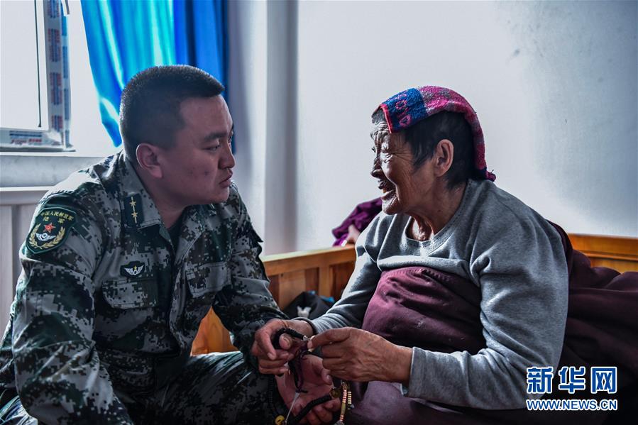 （新華全媒頭條&middot;愛國情 奮斗者&middot;圖文互動）（8）初心不改 紅心向黨&mdash;&mdash;西部戰(zhàn)區(qū)陸軍某旅玉樹獨(dú)立騎兵連連長尼都塔生一家四代跟黨走紀(jì)實