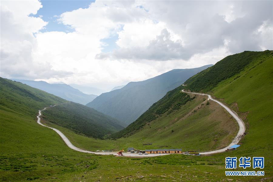 （壯麗70年&middot;奮斗新時(shí)代&mdash;&mdash;記者再走長(zhǎng)征路&middot;圖文互動(dòng)）（2）夾金山上&ldquo;馬燈紅&rdquo;