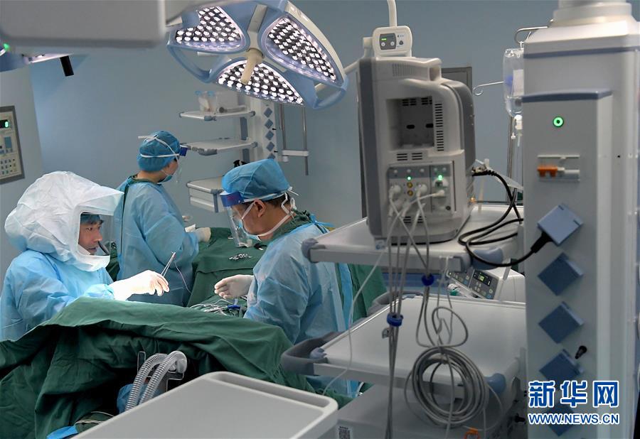 （中國(guó)網(wǎng)事&middot;感動(dòng)2019&middot;圖文互動(dòng)）（2）為艾滋病患者主刀的醫(yī)生馮秀嶺：每個(gè)生命都值得尊重