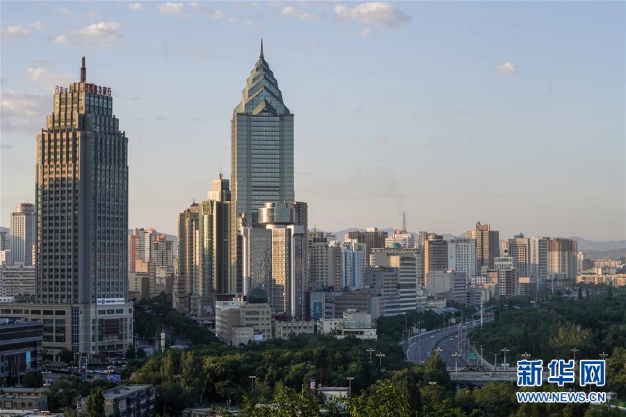 （壯麗70年&middot;奮斗新時(shí)代&mdash;&mdash;共和國(guó)發(fā)展成就巡禮&middot;圖文互動(dòng)）（1）旭日映天山　邊疆展新顏&mdash;&mdash;新中國(guó)成立70年新疆改革發(fā)展巡禮